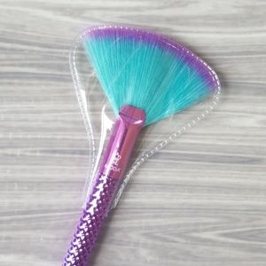 3/$18👽💙Host pick~Moda fan brush